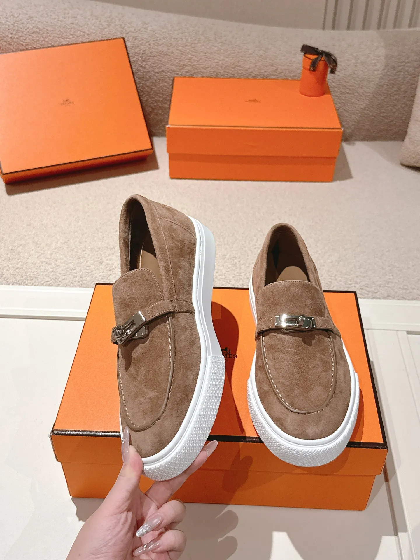 Men's shoes 💰640💰 Hermes# New Kelly buckle thick-soled loafers. Upper: cowhide/suede material. Lining: sheepskin lining. Outsole: exclusive molded outsole. Size: women's size 35-40, men's size 39-45 (female 41/male 46 customized, non-refundable)